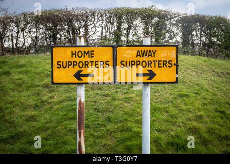 Segno sull approccio alla lingua inglese football ground che indica una direzione di allontanamento e di tifosi dovrebbero prendere Foto Stock