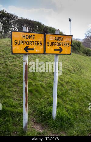 Segno sull approccio alla lingua inglese football ground che indica una direzione di allontanamento e di tifosi dovrebbero prendere Foto Stock