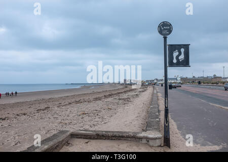 Segno indicante il Lang Scots miglio lungo la spiaggia di Ayr litorale Foto Stock