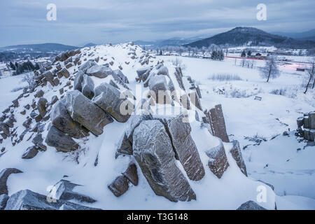 In inverno la formazione di basalto Panska skala, vicino Kamenicky Senov nella Repubblica Ceca. Foto Stock