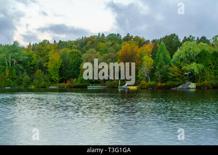 Sunrise vista del Lac Rond lago, in Sainte-Adele, Laurentian Mountains, Quebec, Canada Foto Stock