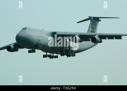 United States Air Force Lockheed C-5 Galaxy grande aereo da trasporto militare di atterraggio. 70043 di mobilità in aria il comando dal Dover Air Force Base Foto Stock