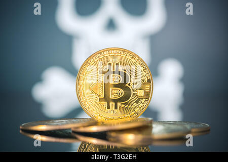 Bitcoin fail concetto, Golden bitcoin con teschio e ossa in background. Foto Stock