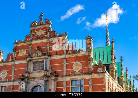 La borsa 'Børsen' imponente, del XVII secolo, waterfront edificio e ex borsa con un impressionante guglia, luogo storico in cente Foto Stock