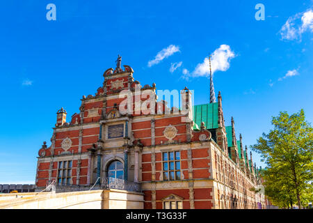 La borsa 'Børsen' imponente, del XVII secolo, waterfront edificio e ex borsa con un impressionante guglia, luogo storico in cente Foto Stock