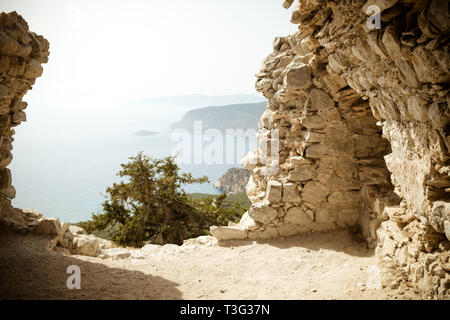 Le rovine di una chiesa nel castello di Monolithos e bella vista del paesaggio, l' isola di Rodi, Grecia.Vista attraverso i resti del castello di Monolithos.Rodi Foto Stock