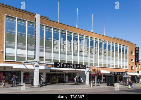 Negozio Debenhams - Esterno, Harrow, Regno Unito nella giornata di sole con gli acquirenti a piedi passato su high street Foto Stock