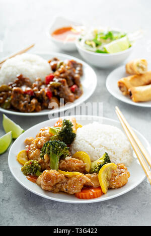 Dolce e aspro di pollo con verdure Foto Stock