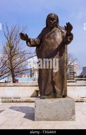 Tirana, Albania : Madre Teresa statua al suo originale locationa a Madre Teresa Square Foto Stock