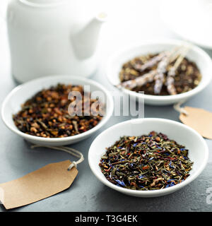 Un assortimento di varietà di allenti foglia tè Foto Stock