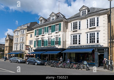 Blackwell di Oxford bookshop in Broad Street, Oxford, Gran Bretagna. Il bookshop con due grandi piani sotto il livello della strada è stata nel libro bus retail Foto Stock