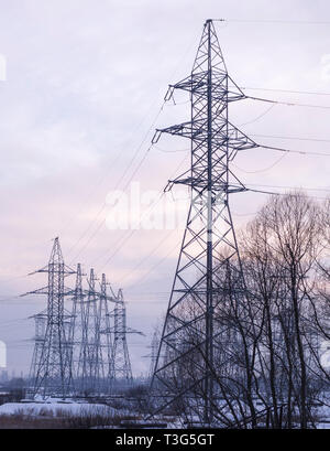 Linea di trasmissione di potenza in inverno sera Nuvoloso. industriale, la natura. Foto Stock