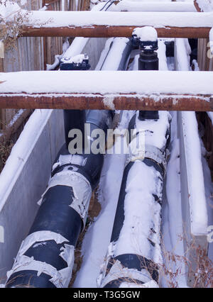 Condutture industriali coperto di neve. La costruzione, il trasporto. Foto Stock