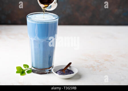 Blue matcha latte nel bicchiere alto Foto Stock