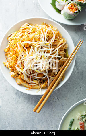Pad Thai noodles con pollo Foto Stock