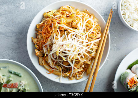 Pad Thai noodles con pollo Foto Stock