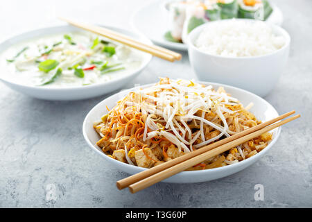Pad Thai noodles con pollo Foto Stock