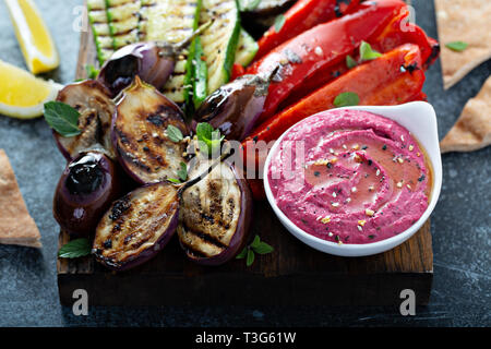 Verdure grigliate e hummus piatto Foto Stock
