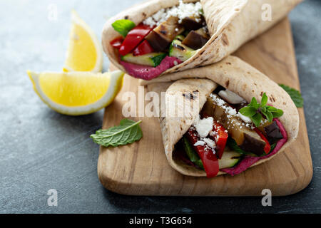 Verdure grigliate e hummus avvolge Foto Stock