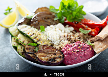 Verdure grigliate e quinoa pranzo ciotola Foto Stock