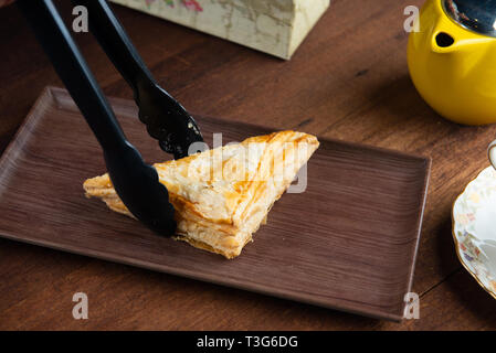 Puff con twizzers con uno sfondo di legno Foto Stock