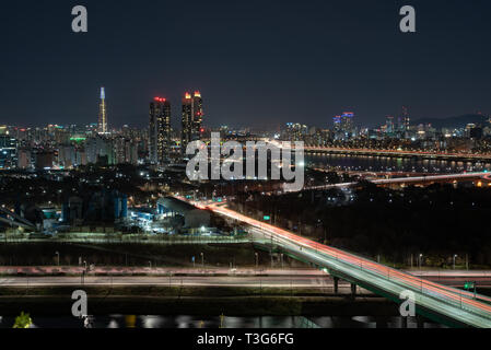La vista notturna di Seoul. Vetture su strada. Il traffico a Seoul Città,Corea del Sud Foto Stock