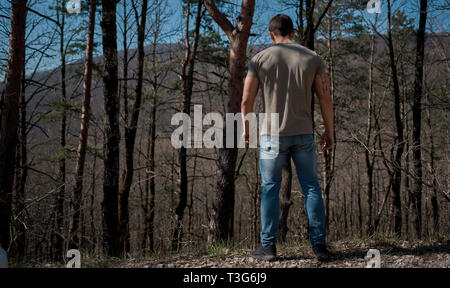 Uomo con una sigaretta nelle sue mani Foto Stock