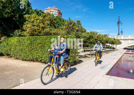 Turia Valencia giardini, famiglia moto giostre nel parco, Spagna bicicletta città Europa Spagna bicicletta città persone Ciclismo aranci Foto Stock