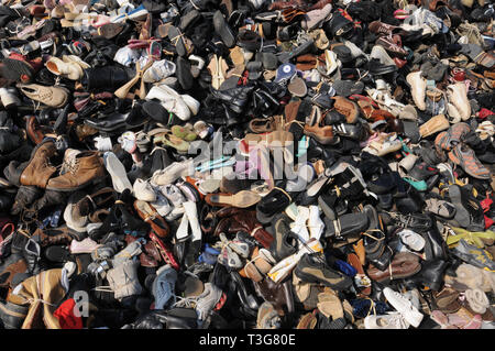 Pyamid di scarpe, Handicap International anti-mine giorno, Lione, Francia Foto Stock