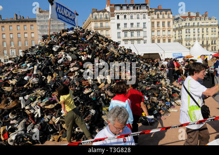 Pyamid di scarpe, Handicap International anti-mine giorno, Lione, Francia Foto Stock