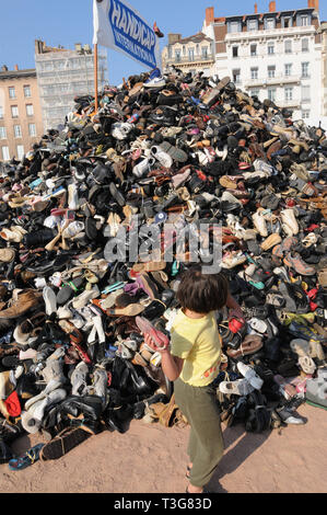 Pyamid di scarpe, Handicap International anti-mine giorno, Lione, Francia Foto Stock