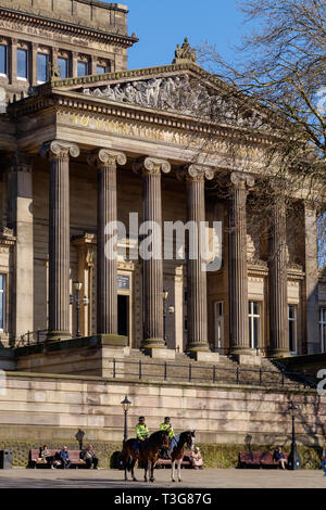 Lancashire Constabulary Mounte ufficiali della polizia di pattuglia nel centro della citta' di Preston nella parte anteriore del Harris Museo e Galleria d'arte. Foto Stock