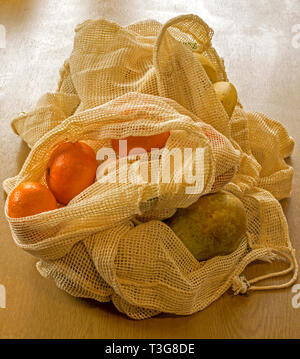 Per plastica free shopping, il contenuto è visibile attraverso la rete Foto Stock