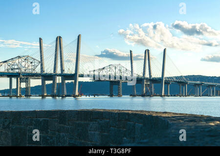 Il Tappan Zee ponte che attraversa il fiume Hudson in una bella giornata di sole, medium shot, Tarrytown, Upstate New York, NY Foto Stock