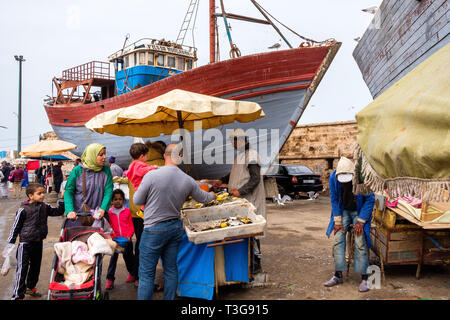 Il Marocco. Essaouira. Città e porto sulla costa atlantica del Marocco con la sua medina registrato come sito del Patrimonio Mondiale dell'UNESCO. Oyster venditore in p Foto Stock