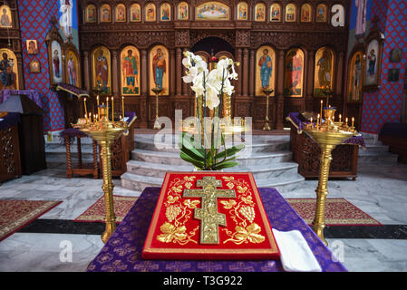 Una croce nella chiesa con un'iconostasi in background. Foto Stock