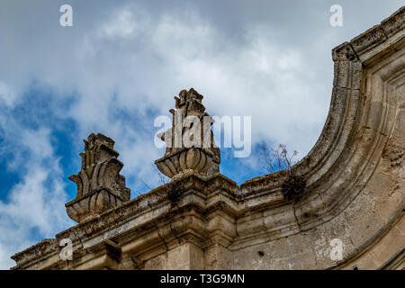 Decorazioni sul tetto, dettagli architettonici dal centro storico di Matera, Italia, Regione Basilcata, basso punto di vista dal basso, scenario estate da Foto Stock