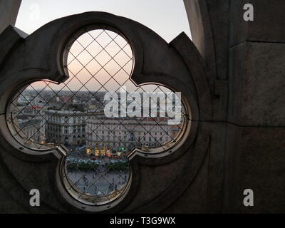 Finestra per la piazza con la recinzione Foto Stock