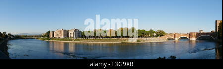 Vista panoramica del fiume nella romantica Italia Foto Stock