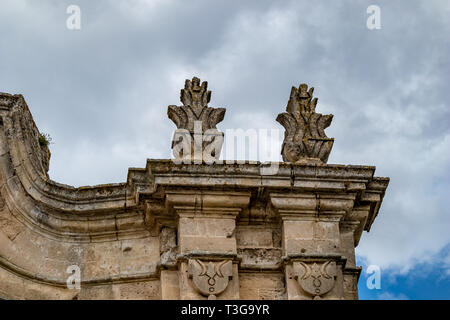 Decorazioni sul tetto, dettagli architettonici dal centro storico di Matera, Italia, Regione Basilcata, basso punto di vista dal basso, scenario estate da Foto Stock