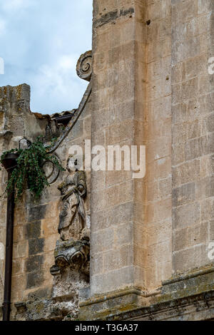 Statuetta di parete scultura, dettagli architettonici dal centro storico di Matera, Italia, Regione Basilcata, basso punto di vista dal basso, scenario summe Foto Stock