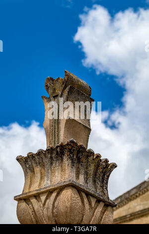 Decorazioni sul tetto, dettagli architettonici dal centro storico di Matera, Italia, Regione Basilcata, basso punto di vista dal basso, scenario estate da Foto Stock