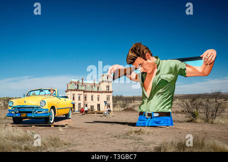 Giant Marfa, outdoor strada murale, mostra James Dean e Rock Hudson in scene dal film gigante, creato da John Cerney, vicino Marfa, Texas, Stati Uniti d'America Foto Stock