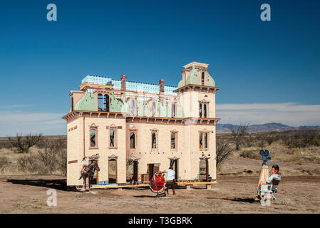 Giant Marfa, outdoor murale stradale sul pannello in compensato sfinestrature, che mostra la scena da film gigante, creato da John Cerney nel 2018, vicino a Marfa, Texas, Stati Uniti d'America Foto Stock