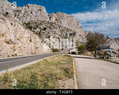 Scenic mountain road vicino al mare in croazia sulla riviera di Makarska Foto Stock