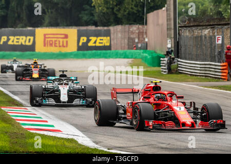 Monza/Italia - #7 Kimi Raikkonen e #44 Lewis Hamilton di lottare per la posizione di avvicinamento chicane Roggia durante il GP DI ITALIA Foto Stock