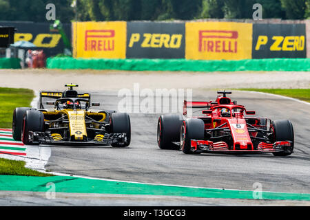Monza/Italia - #5 Sebastian Vettel attaccando #55 Carlos Sainz alla chicane Roggia durante il GP DI ITALIA Foto Stock