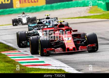 Monza/Italia - #7 Kimi Raikkonen (Ferrari) portando #44 Lewis Hamilton (Mercedes) alla chicane Roggia durante il GP DI ITALIA Foto Stock