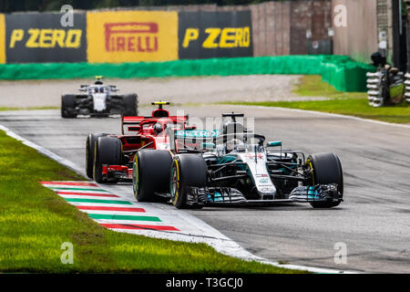 Monza/Italia - #44 Lewis Hamilton conduce #7 Kimi Raikonnen alla chicane Roggia durante il GP DI ITALIA Foto Stock