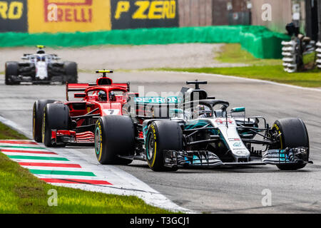 Monza/Italia - #44 Lewis Hamilton conduce #7 Kimi Raikonnen alla chicane Roggia durante il GP DI ITALIA Foto Stock